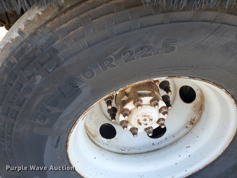 image for item JE9968 2000 Volvo WXLL  refuse truck