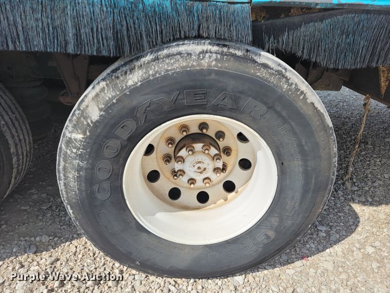 image for item JE9968 2000 Volvo WXLL  refuse truck