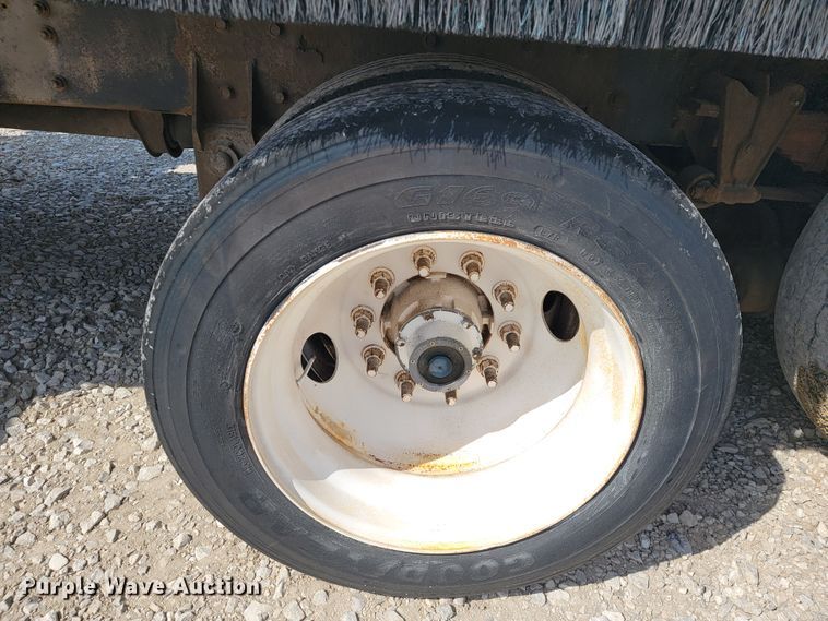 image for item JE9968 2000 Volvo WXLL  refuse truck