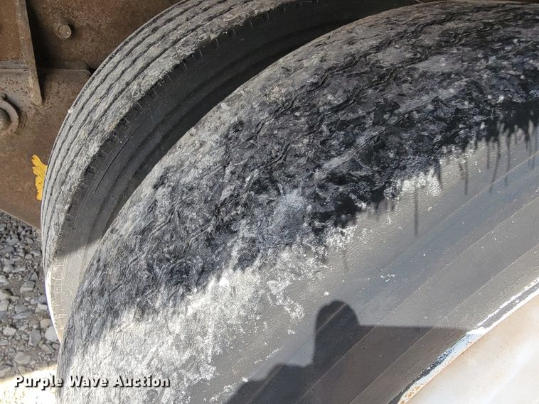 image for item JE9968 2000 Volvo WXLL  refuse truck