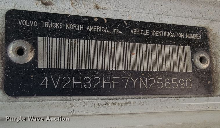 image for item JE9968 2000 Volvo WXLL  refuse truck