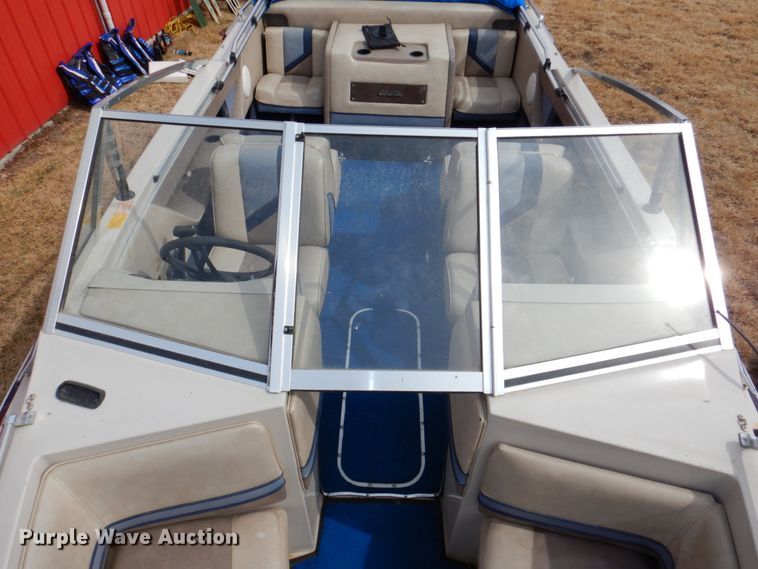 image for item JJ9295 1986 Larson  boat