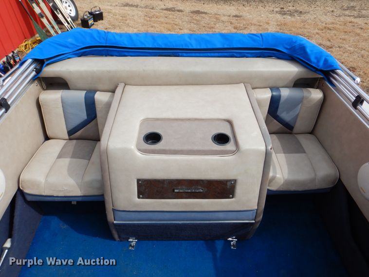 image for item JJ9295 1986 Larson  boat