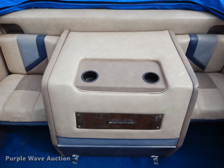 image for item JJ9295 1986 Larson  boat