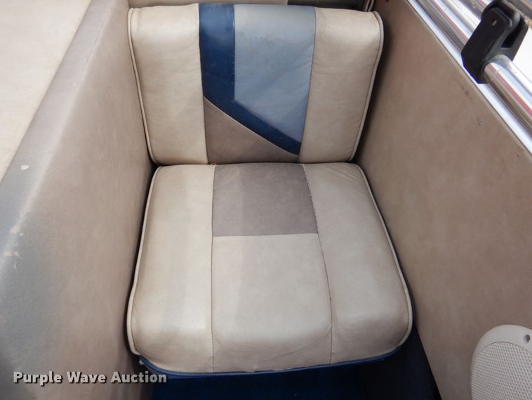 image for item JJ9295 1986 Larson  boat