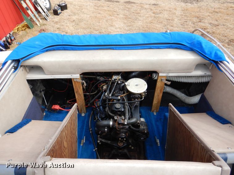 image for item JJ9295 1986 Larson  boat