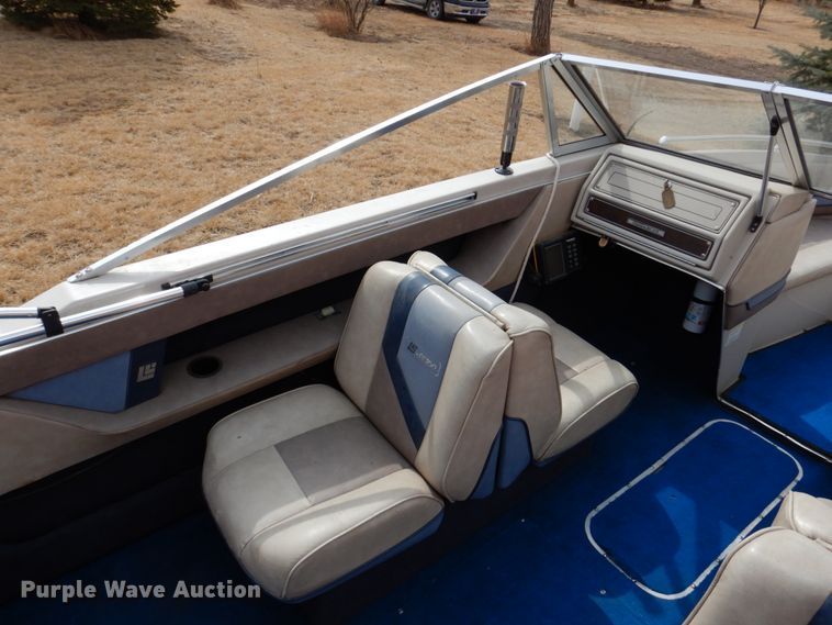 image for item JJ9295 1986 Larson  boat