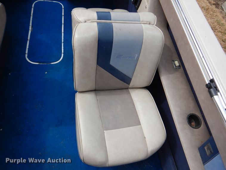 image for item JJ9295 1986 Larson  boat