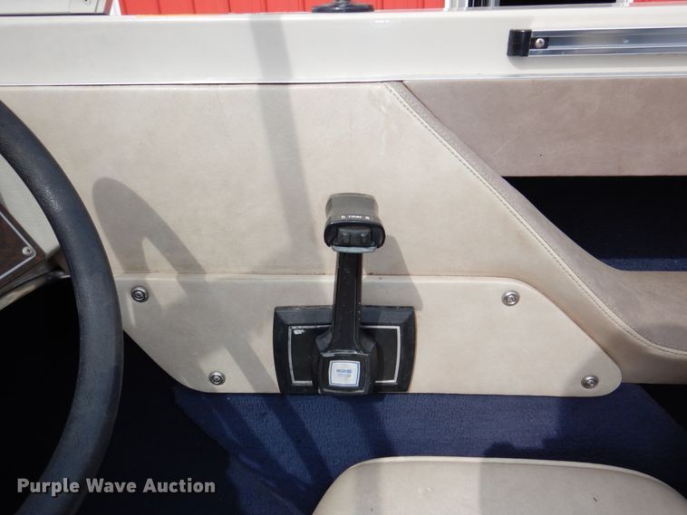 image for item JJ9295 1986 Larson  boat