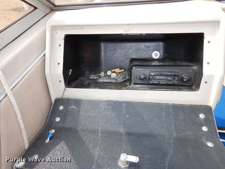 image for item JJ9295 1986 Larson  boat