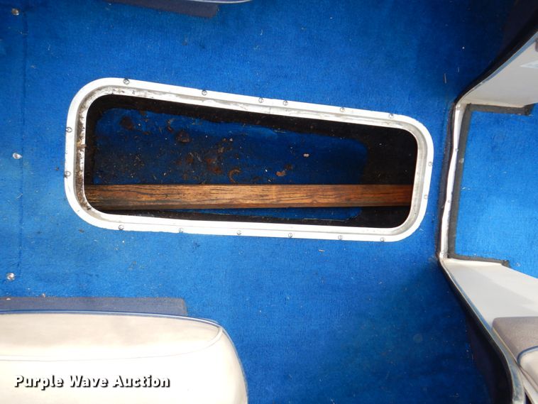 image for item JJ9295 1986 Larson  boat