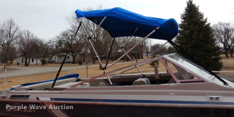 image for item JJ9295 1986 Larson  boat