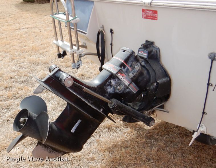 image for item JJ9295 1986 Larson  boat