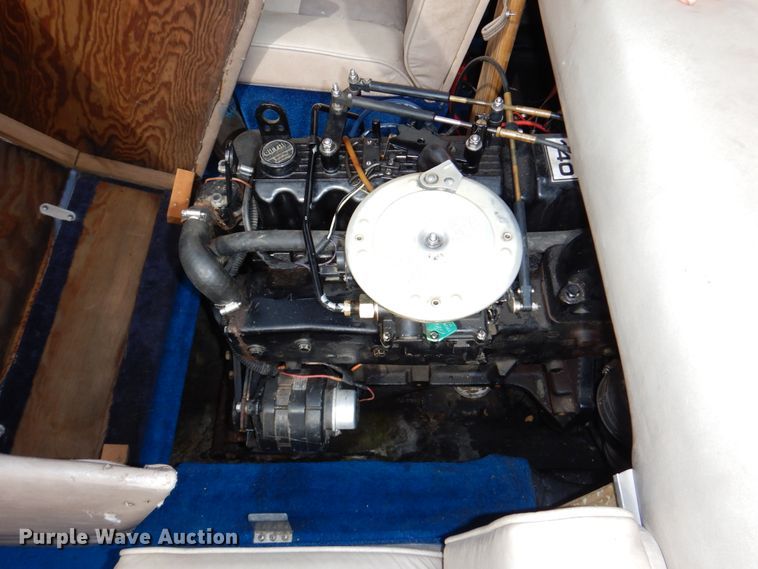 image for item JJ9295 1986 Larson  boat