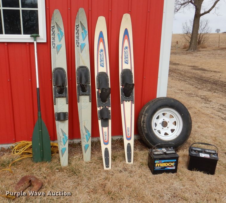 image for item JJ9295 1986 Larson  boat