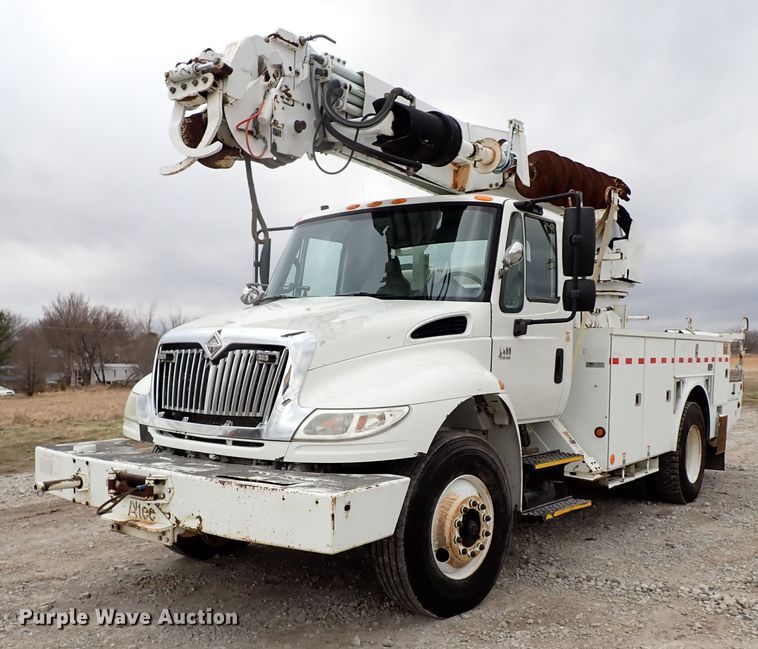 image for item JN9239 2007 International 4400  digger derrick truck