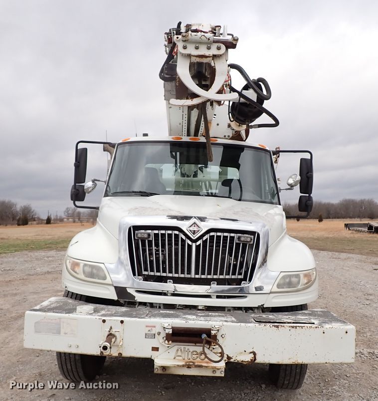 image for item JN9239 2007 International 4400  digger derrick truck