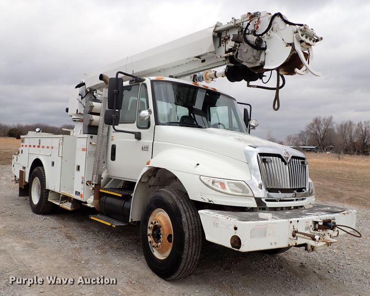 image for item JN9239 2007 International 4400  digger derrick truck