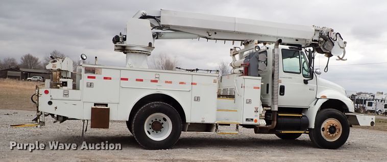 image for item JN9239 2007 International 4400  digger derrick truck