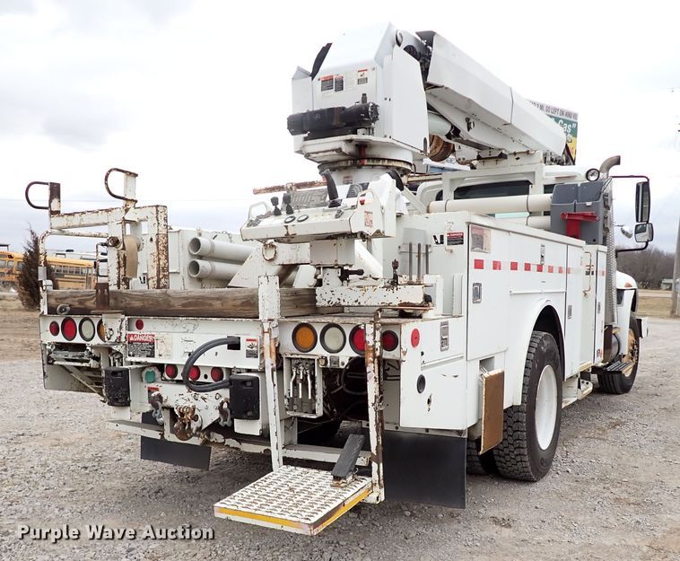 image for item JN9239 2007 International 4400  digger derrick truck