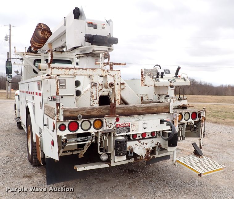 image for item JN9239 2007 International 4400  digger derrick truck