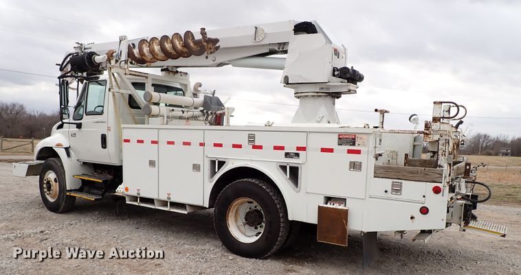 image for item JN9239 2007 International 4400  digger derrick truck