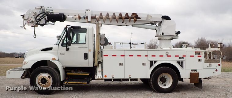 image for item JN9239 2007 International 4400  digger derrick truck
