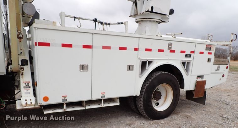 image for item JN9239 2007 International 4400  digger derrick truck