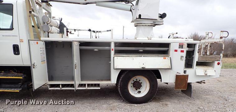 image for item JN9239 2007 International 4400  digger derrick truck