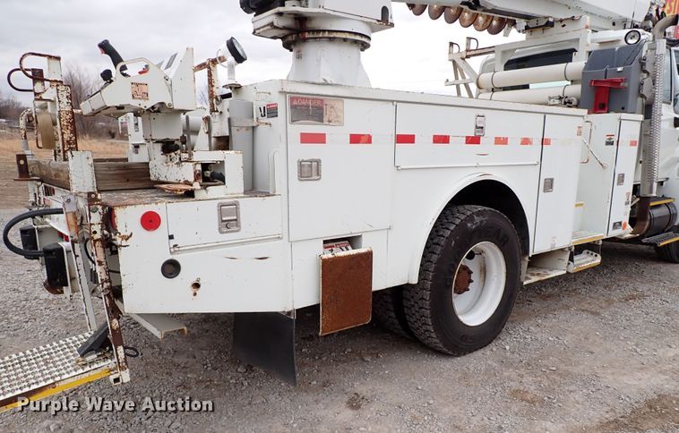 image for item JN9239 2007 International 4400  digger derrick truck