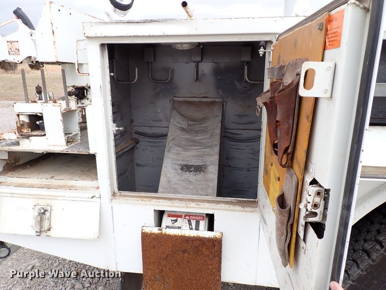 image for item JN9239 2007 International 4400  digger derrick truck