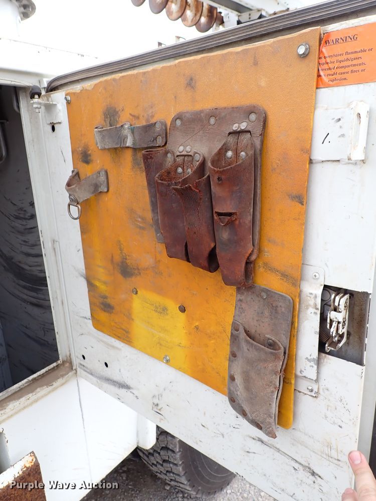 image for item JN9239 2007 International 4400  digger derrick truck