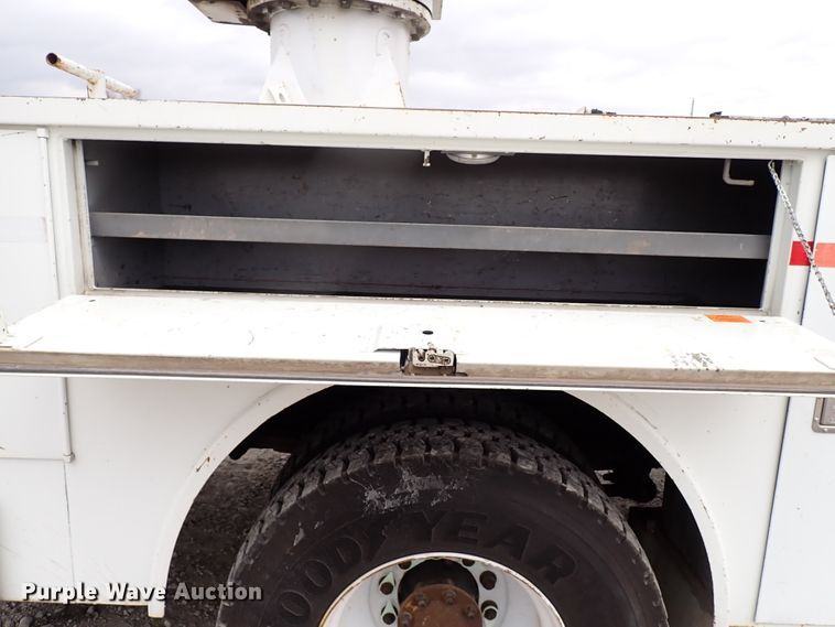 image for item JN9239 2007 International 4400  digger derrick truck