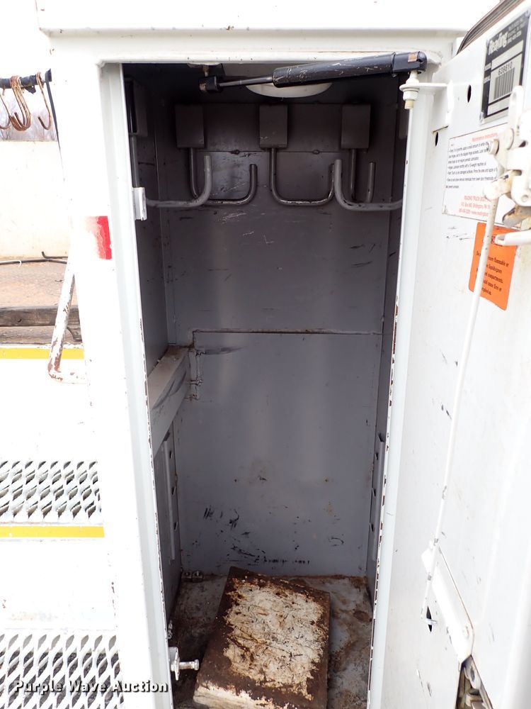 image for item JN9239 2007 International 4400  digger derrick truck