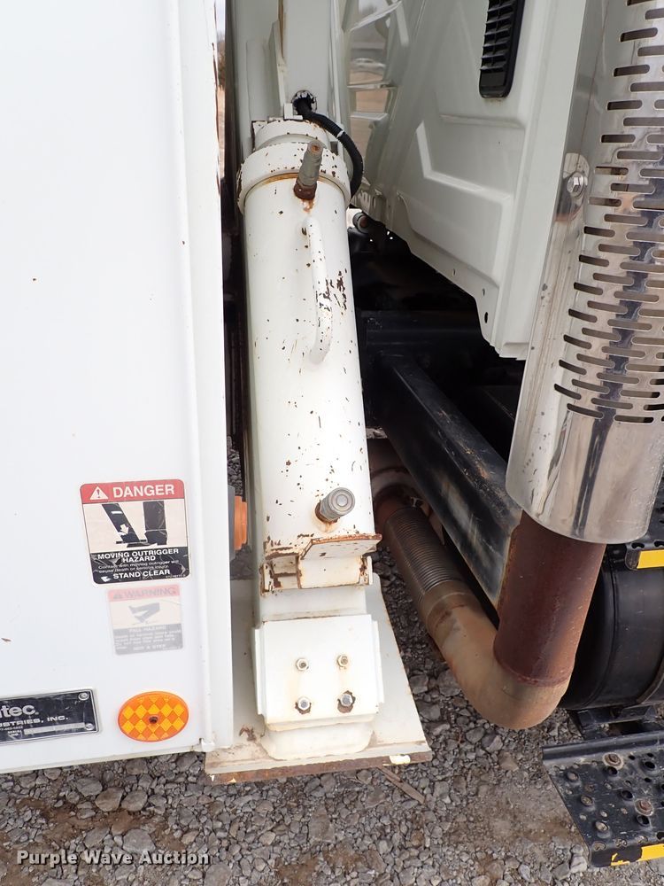 image for item JN9239 2007 International 4400  digger derrick truck