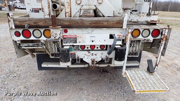 image for item JN9239 2007 International 4400  digger derrick truck