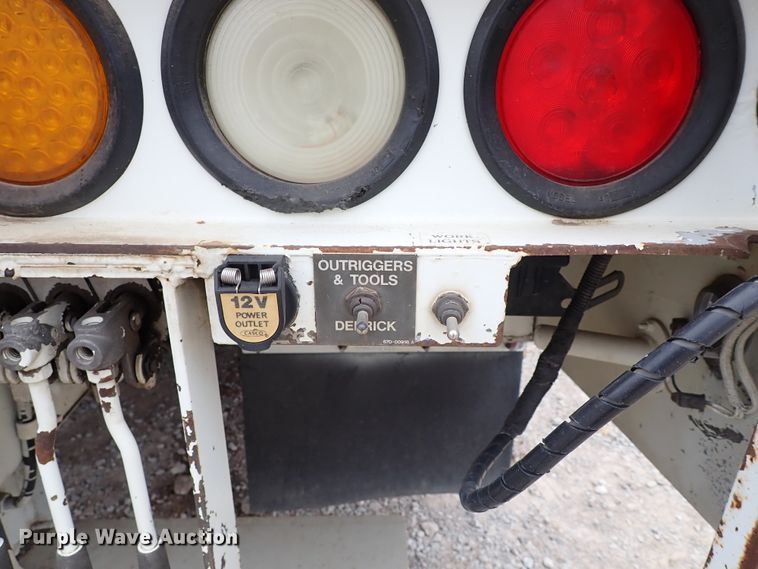 image for item JN9239 2007 International 4400  digger derrick truck