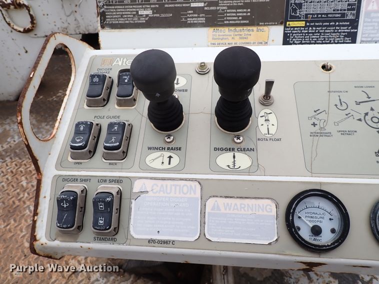 image for item JN9239 2007 International 4400  digger derrick truck