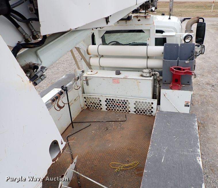 image for item JN9239 2007 International 4400  digger derrick truck