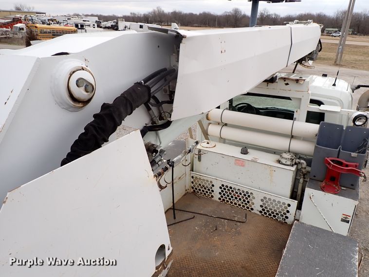 image for item JN9239 2007 International 4400  digger derrick truck