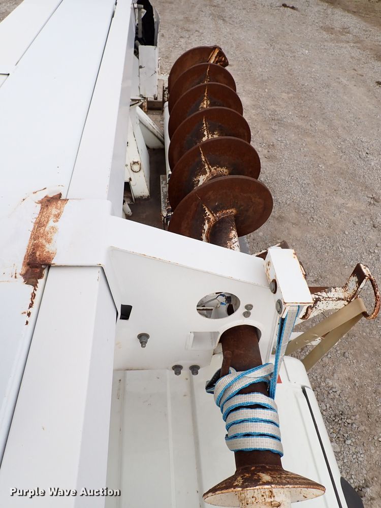 image for item JN9239 2007 International 4400  digger derrick truck