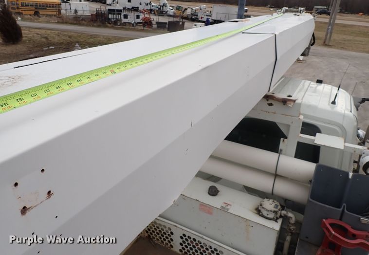 image for item JN9239 2007 International 4400  digger derrick truck