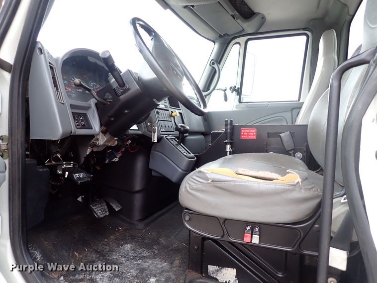 image for item JN9239 2007 International 4400  digger derrick truck