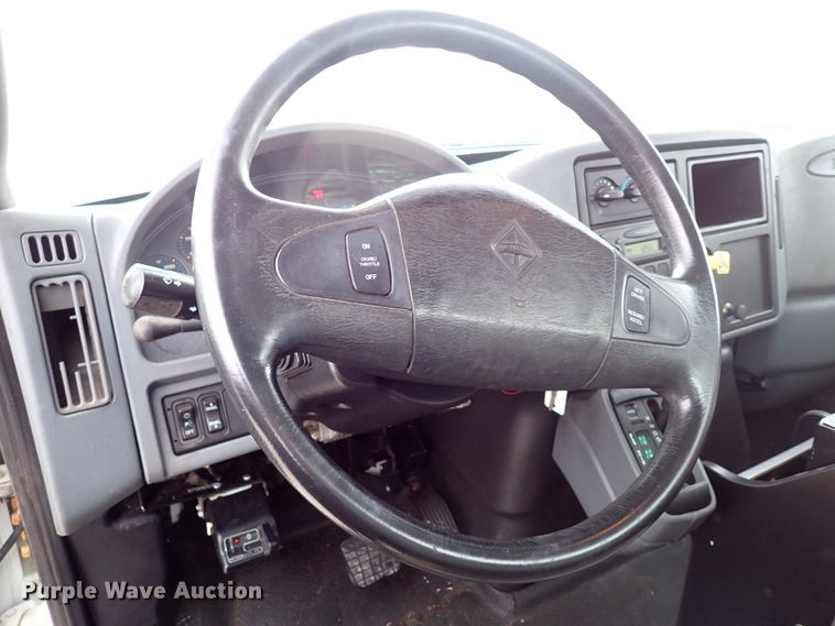 image for item JN9239 2007 International 4400  digger derrick truck