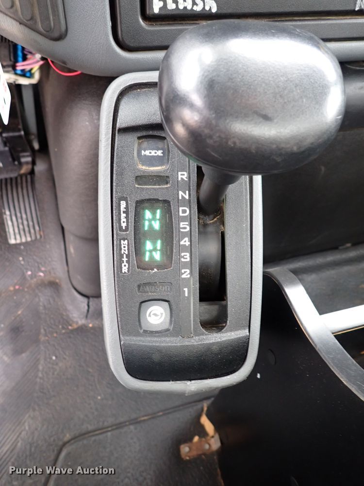 image for item JN9239 2007 International 4400  digger derrick truck