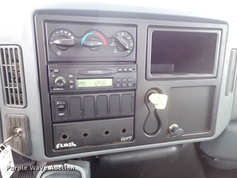 image for item JN9239 2007 International 4400  digger derrick truck