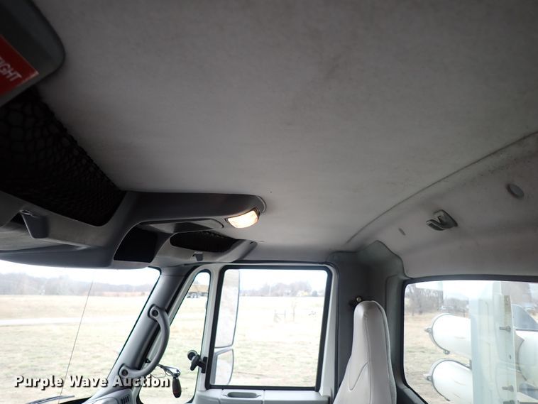 image for item JN9239 2007 International 4400  digger derrick truck