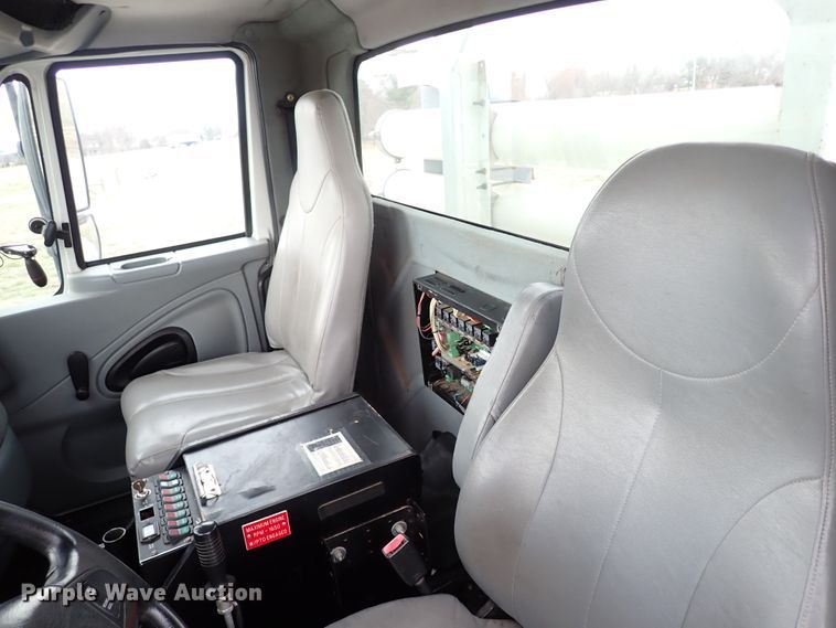 image for item JN9239 2007 International 4400  digger derrick truck