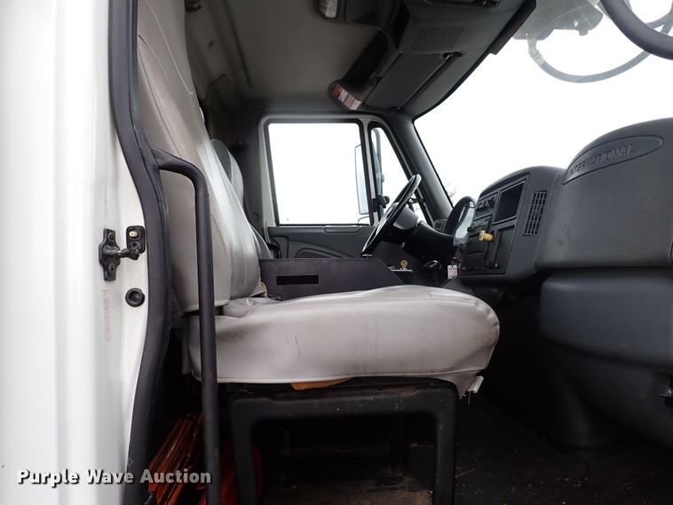 image for item JN9239 2007 International 4400  digger derrick truck