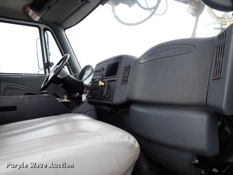 image for item JN9239 2007 International 4400  digger derrick truck